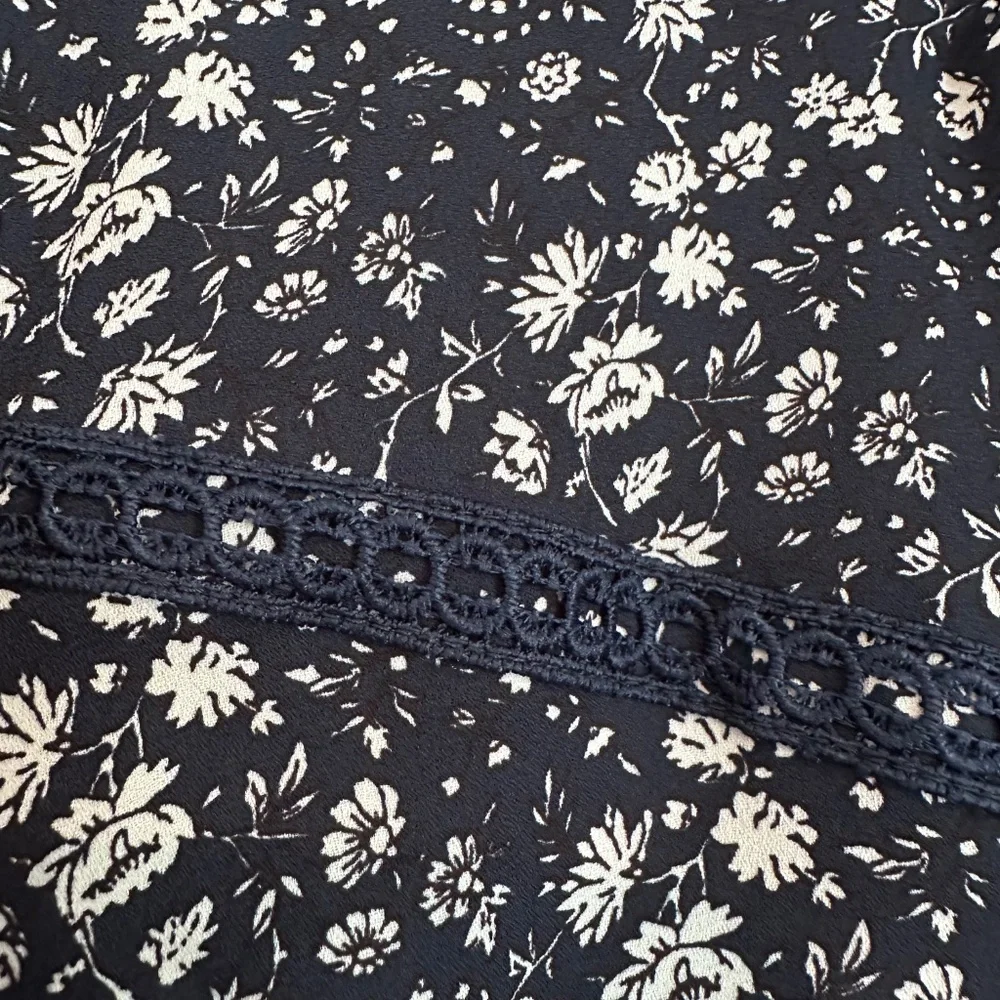 Ann Taylor LOFT Floral Puff Sleeve, Size Medium - Picture 5 of 9